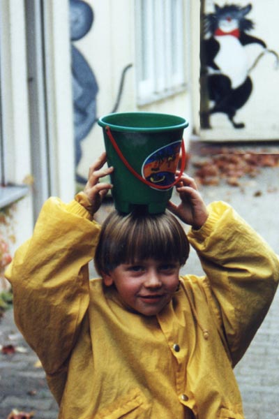 M�rfelder Kinder �ben Wasser tragen